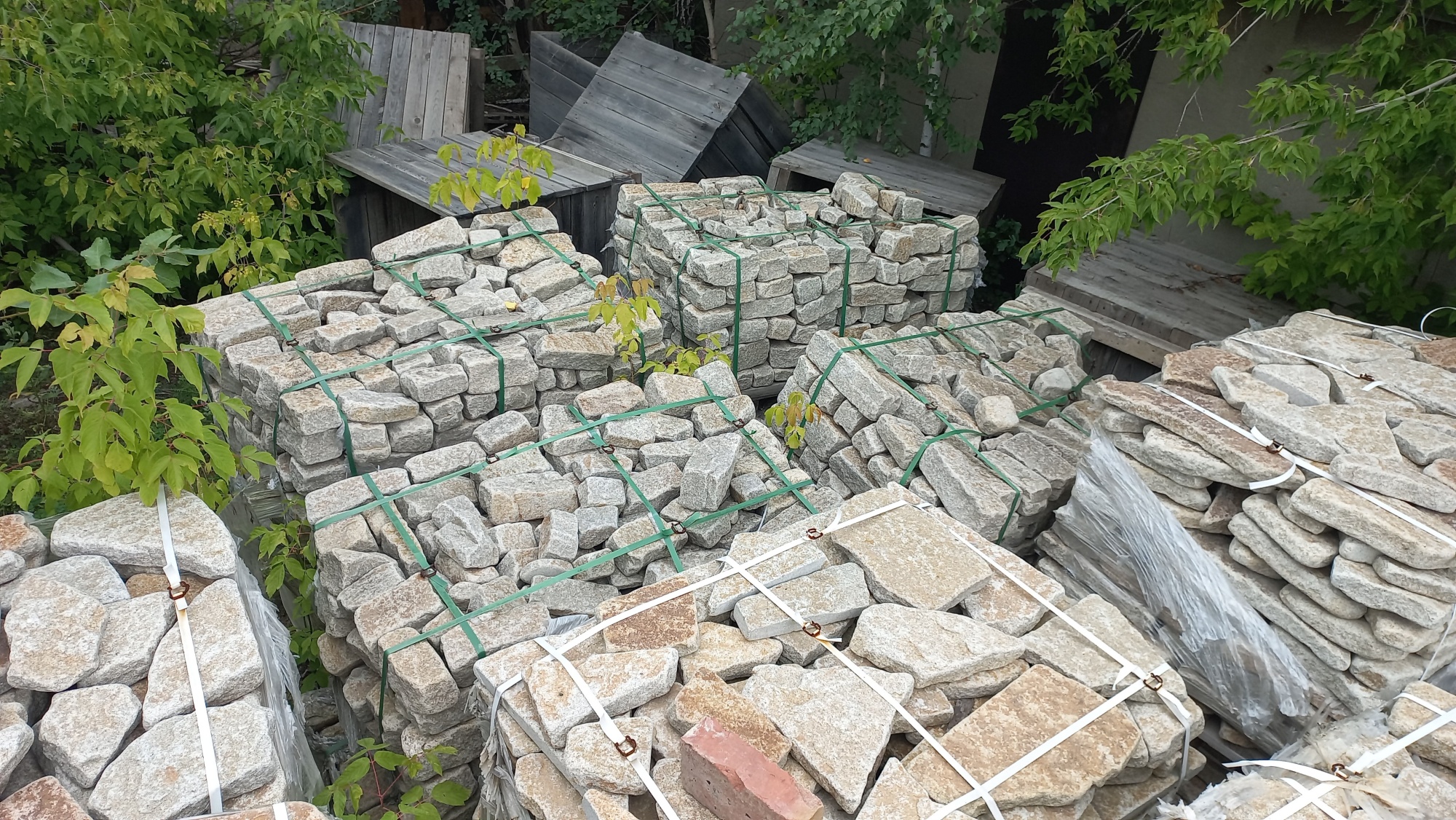 Плитняк галтованный гранитный для ландшафтного дизайна купить в Усть-Катаве