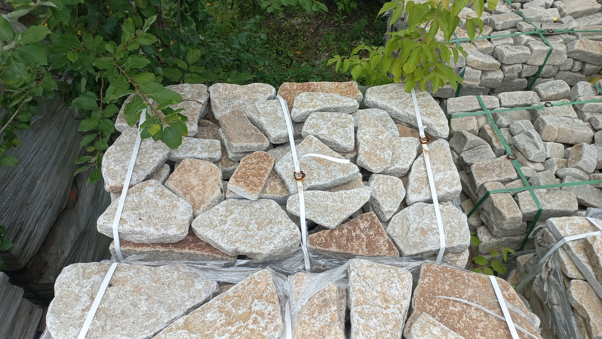 Плитняк галтованный гранитный для ландшафтного дизайна купить в Усть-Катаве