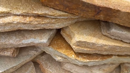 Плитняк златолит жёлтый золотистый для отмостки купить в Усть-Катаве