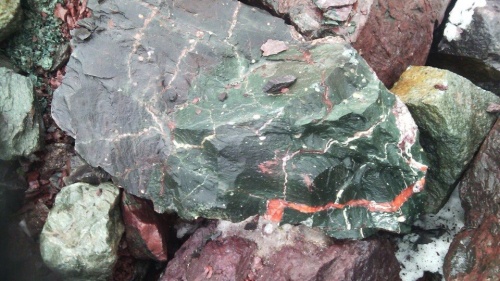 Гигантские зелёные валуны для ландшафтного дизайна весом более 5 тонн купить в Усть-Катаве