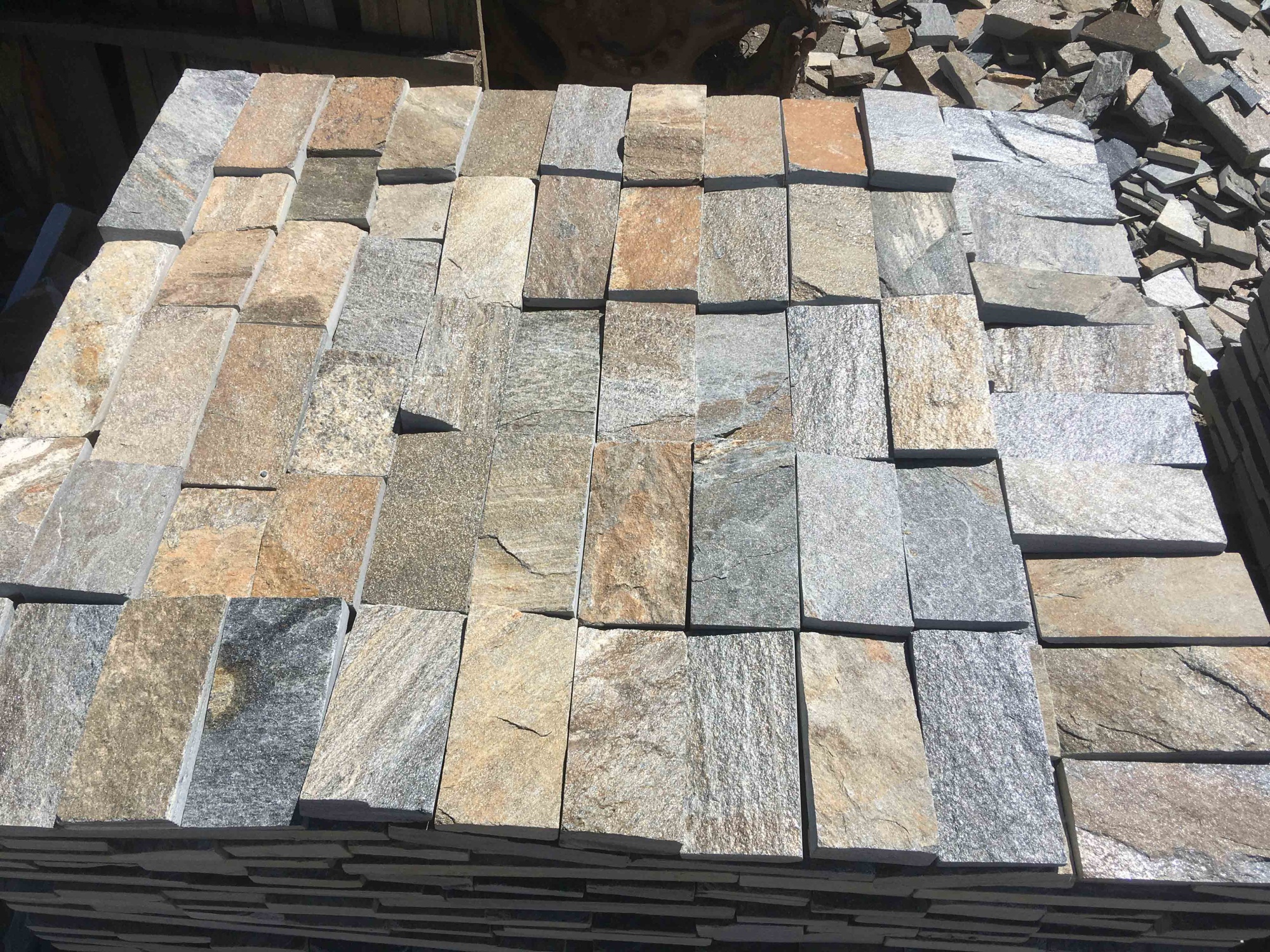 Плитка пилёная златолит Уральский для цоколя, отмостки купить в Усть-Катаве