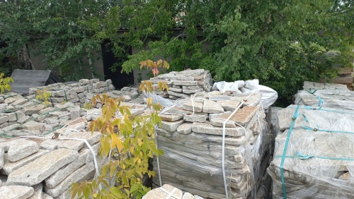 Плитняк галтованный гранитный для ландшафтного дизайна купить в Усть-Катаве