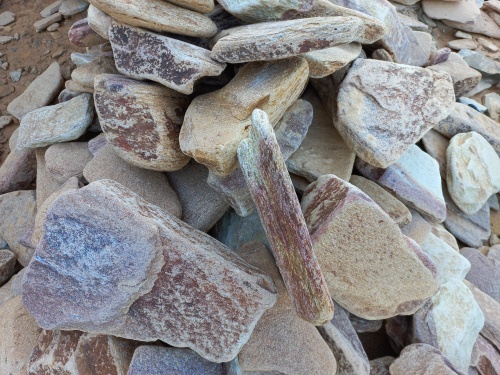 Златолит жёлтый, жёлто-зелёный глыбки и валуны для ланшафтного дизайна купить в Усть-Катаве