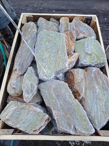 Златолит жёлтый, жёлто-зелёный глыбки и валуны для ланшафтного дизайна купить в Усть-Катаве