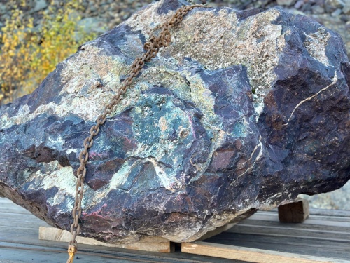 Огромные красно-фиолетовые валуны для ландшафтного дизайна весом более 5 тонн купить в Усть-Катаве