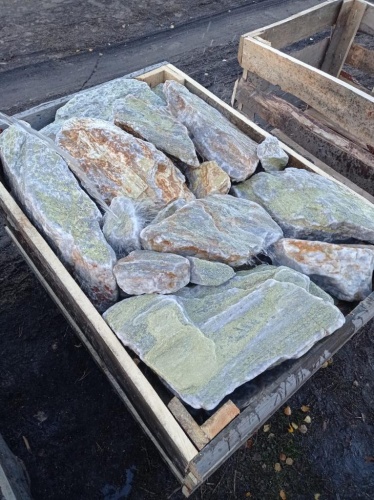 Златолит жёлтый, жёлто-зелёный глыбки и валуны для ланшафтного дизайна купить в Усть-Катаве