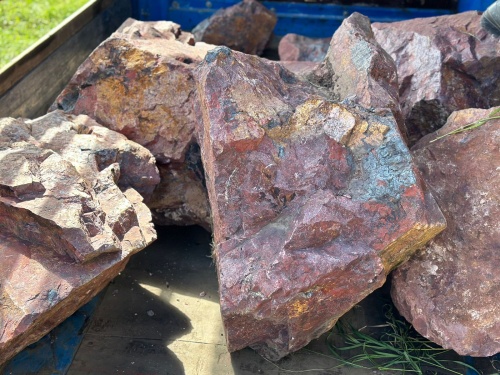 Ландшафтные глыбы красно-фиолетовые 200-1000 килограмм купить в Усть-Катаве