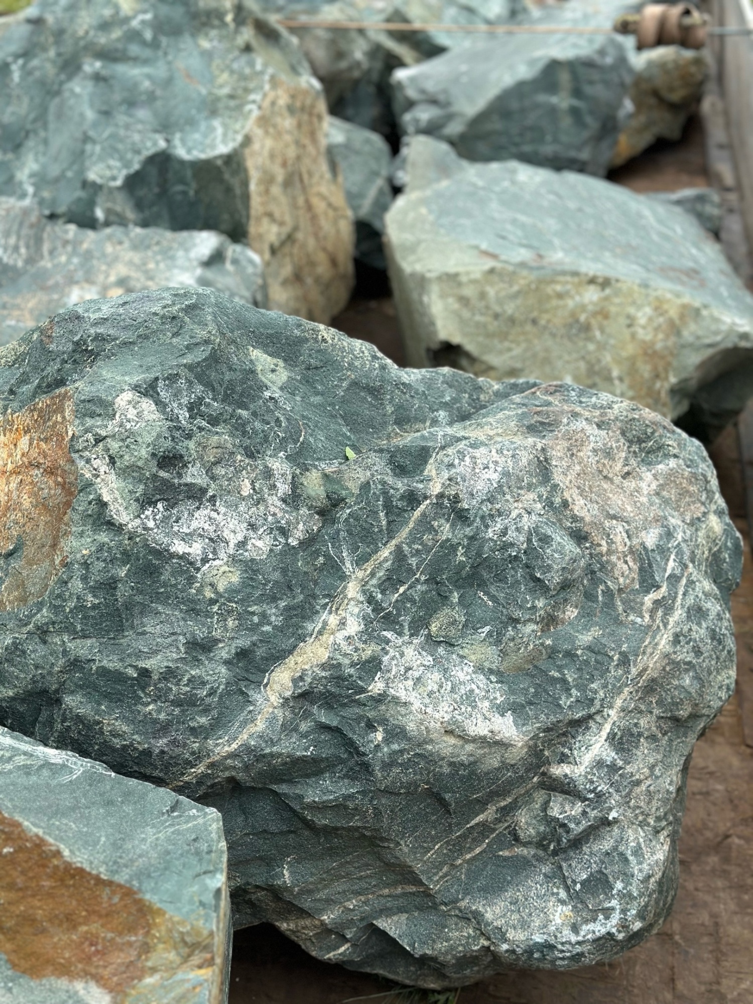 Камни для ландшафтного дизайна зелёные 10-60 килограмм купить в Усть-Катаве