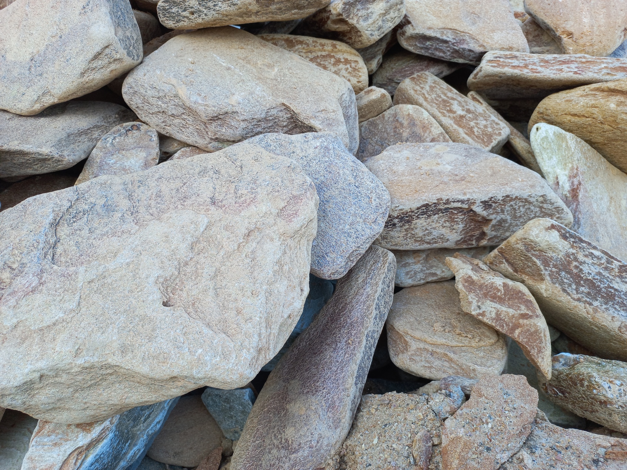 Златолит жёлтый, жёлто-зелёный глыбки и валуны для ланшафтного дизайна купить в Усть-Катаве