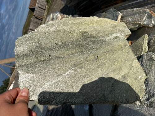 Плитняк златолит зелёный для цоколя, отмостки купить в Усть-Катаве