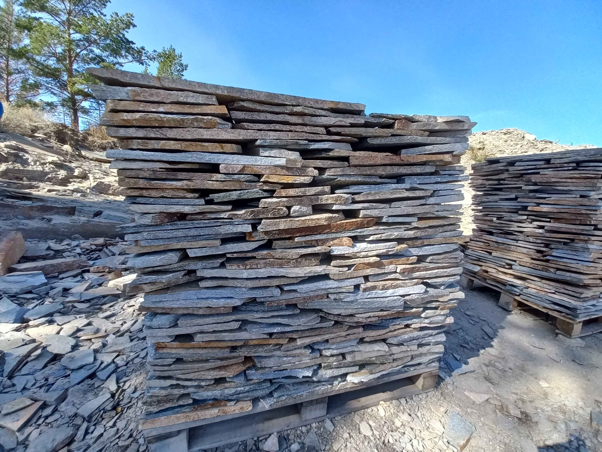 Плитняк златолит серебристый для фасада купить в Усть-Катаве