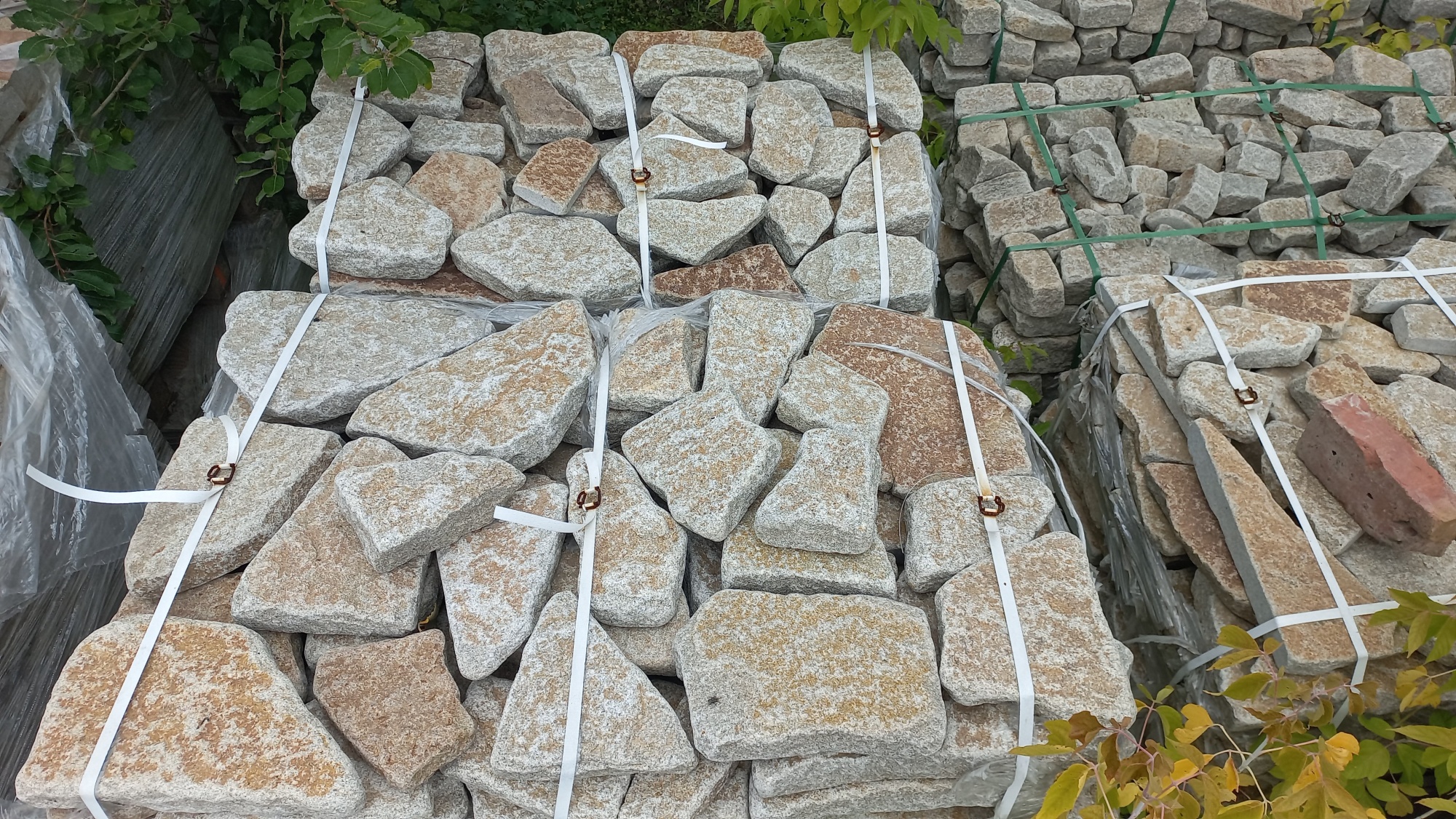 Гранитный плитняк галтованный для мощения купить в Усть-Катаве