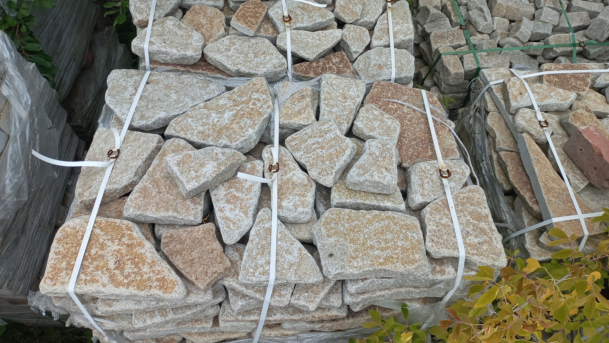 Плитняк галтованный гранитный для ландшафтного дизайна купить в Усть-Катаве