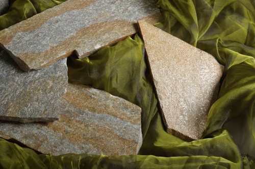 Плитняк златолит Уральский для цоколя, отмостки купить в Усть-Катаве